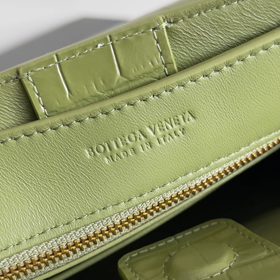 Batch 2880 BOTTEGA VENETA new women's crocodile leather ANDIAMO is shipped! ! ! As a classic model of the BV family, each innovation brings different surprises to fans. There are three ways to carry it with different makeup. Crocodile skin is called the gold in leather and is famous for its top luxury and rarity. During use, the luster of the crocodile skin will not fade or fade with time. No matter how long it is used, it will still remain new. And because each crocodile skin is different, the effect of each crocodile leather bag is different. Style number: 777614 Size: 22*9*15.5cm